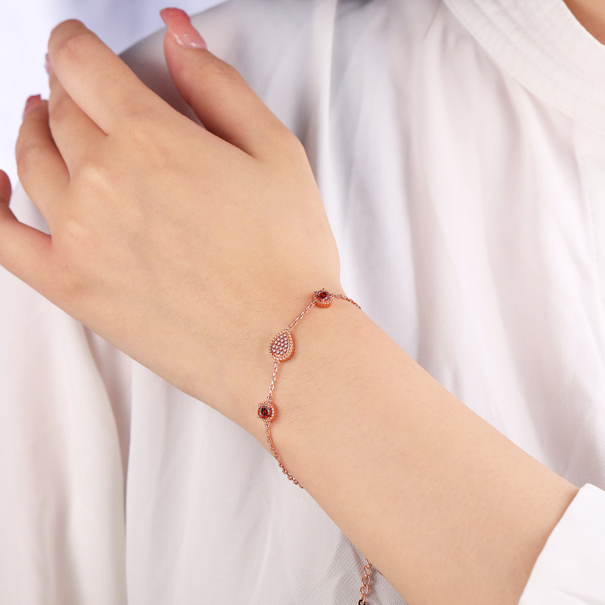 سوار مطلي بالذهب الوردي على شكل كمثرى